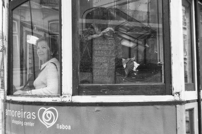 Lisboa10 zpswodmjhar 1 - Lisboa, la vida dentro de un tranvía.