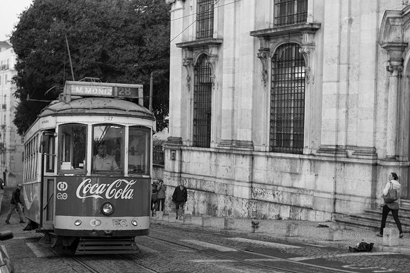 Lisboa17 zpspgbuvb7d 1 - Lisboa, la vida dentro de un tranvía.